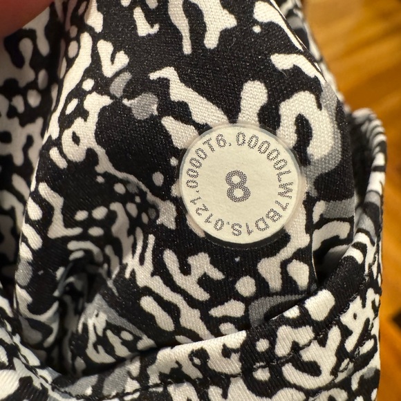 Lululemon Fast and Free High-Rise Shorts - 10” Inseam - gray and black - Size 8 - Picture 7 of 7